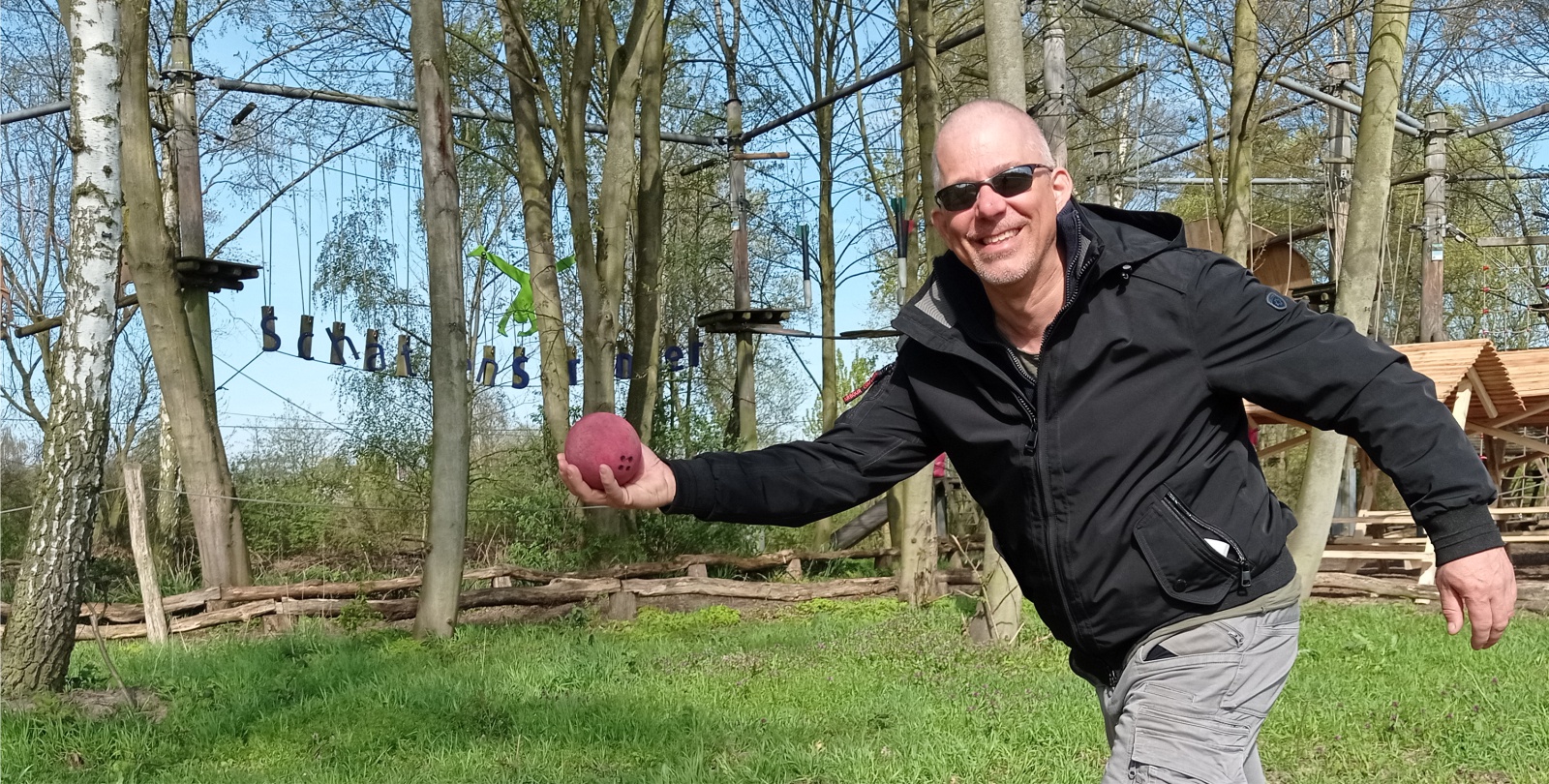 Gro�aufnahme eines Metallkorbs mit Bo�elkugeln