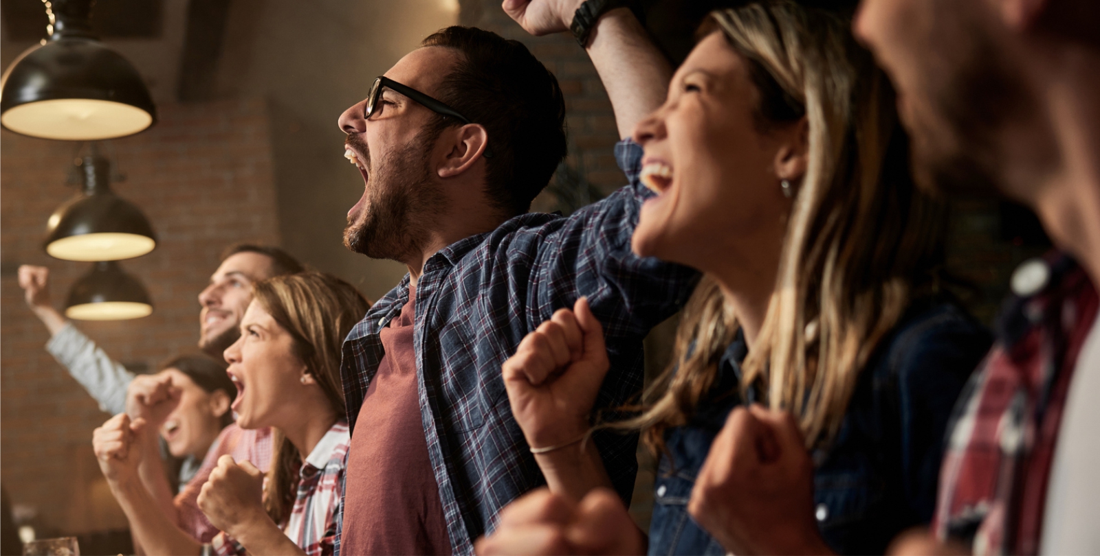 Jubelnde Menschen in einer Bar