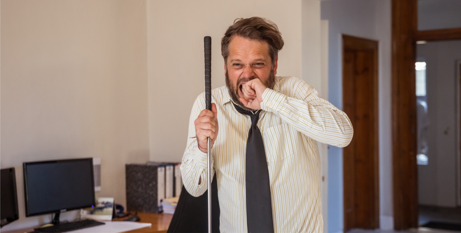 Ein Mann beim B�rogolf