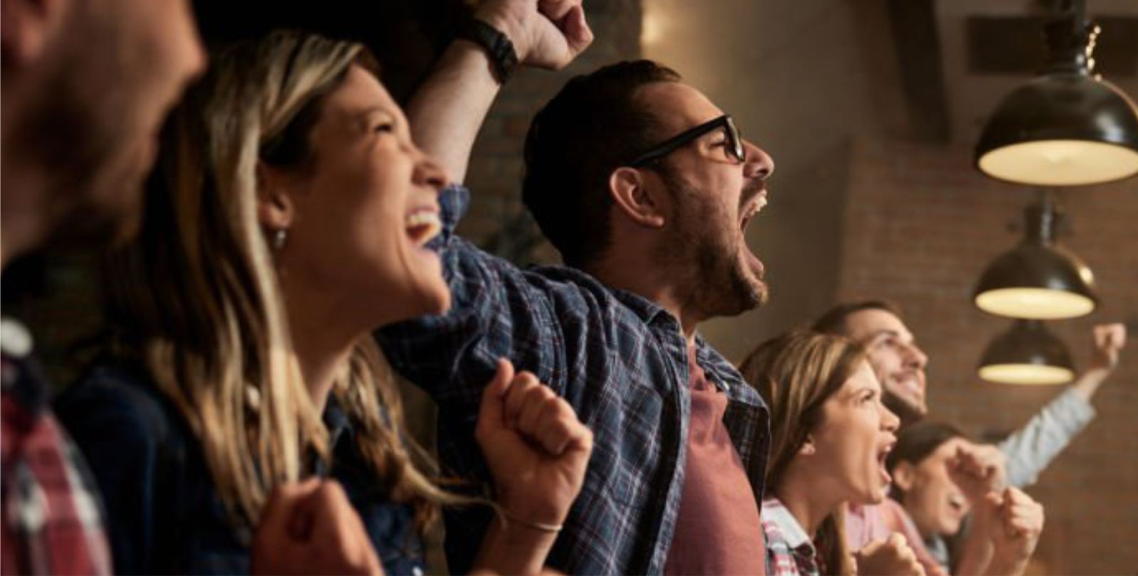 Jubelnde Menschen in einer Bar