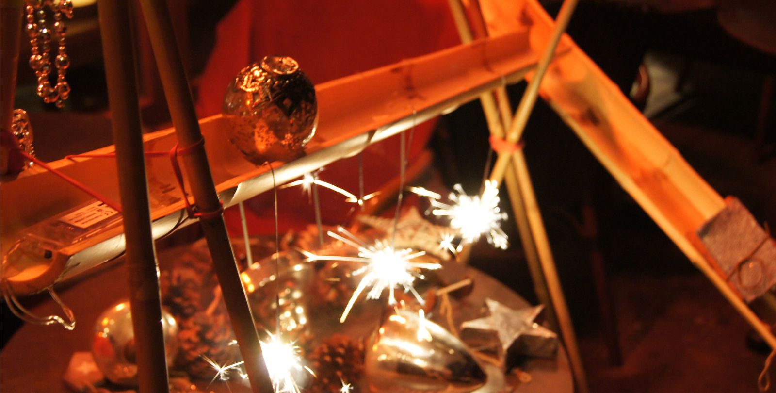 Weihnachtliche Kugelbahn mit Glitzerdeko