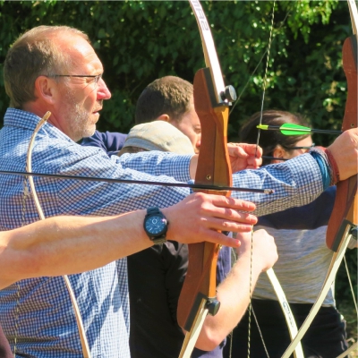 Nahaufnahme einer Bogensch�tzin an einem See