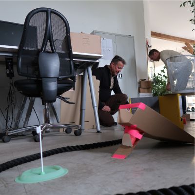 Teilnehmer spielen B�rogolf