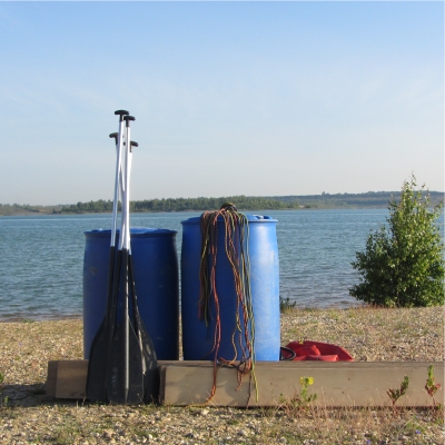 Team-Event Floßbau Abenteuer Nahaufnahme Floßbaumaterial vor einem See