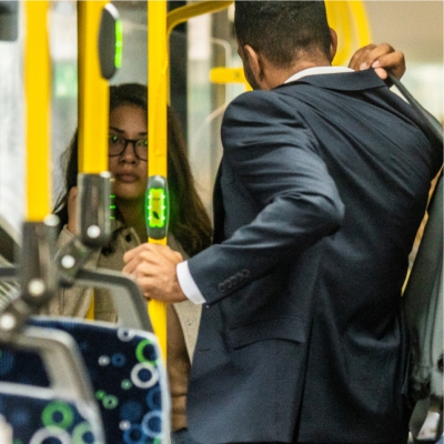 Ein mysteri�ser Mann steht im Bus