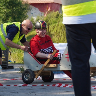 Teilnehmer beim Seifenkistenrennen