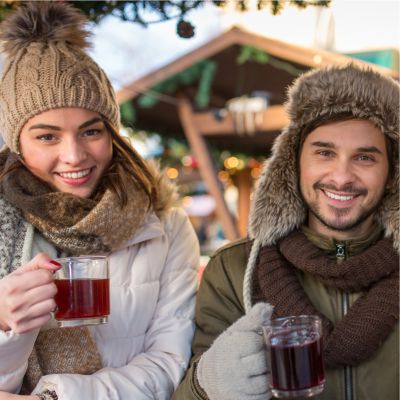 Mann und Frau auf dem Weihnachtsmarkt